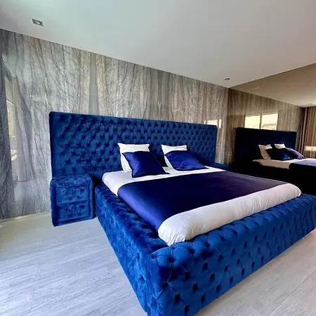 Luxury Mansion La *