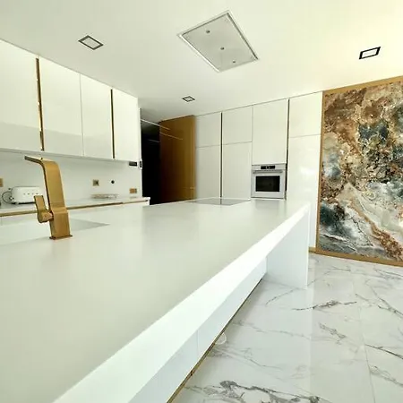 Luxury Mansion La