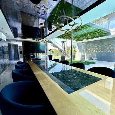 Luxury Mansion La Villa *